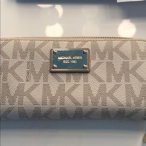 Used Micheal Kors White Wallet